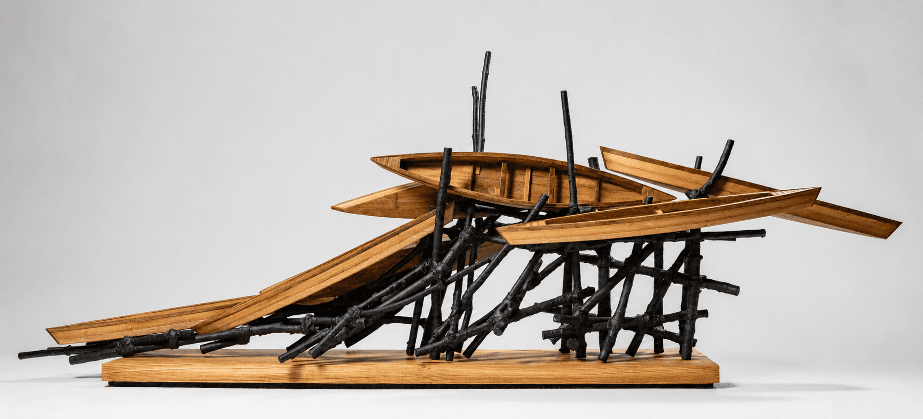 Arashi I, escultura de José Koropecki en madera y resina sobre base de madera, con formas de embarcación superpuestas en una estructura dinámica y tensionada.