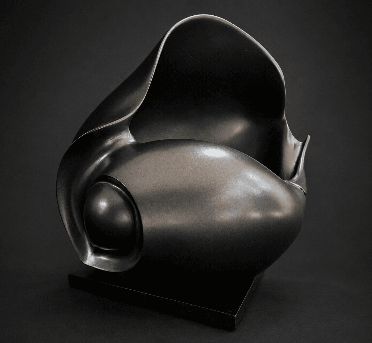 Cypraea, escultura de José Koropecki modelada en resina sobre base triangular de madera policromada negra, perteneciente a la serie Desde el Mar.