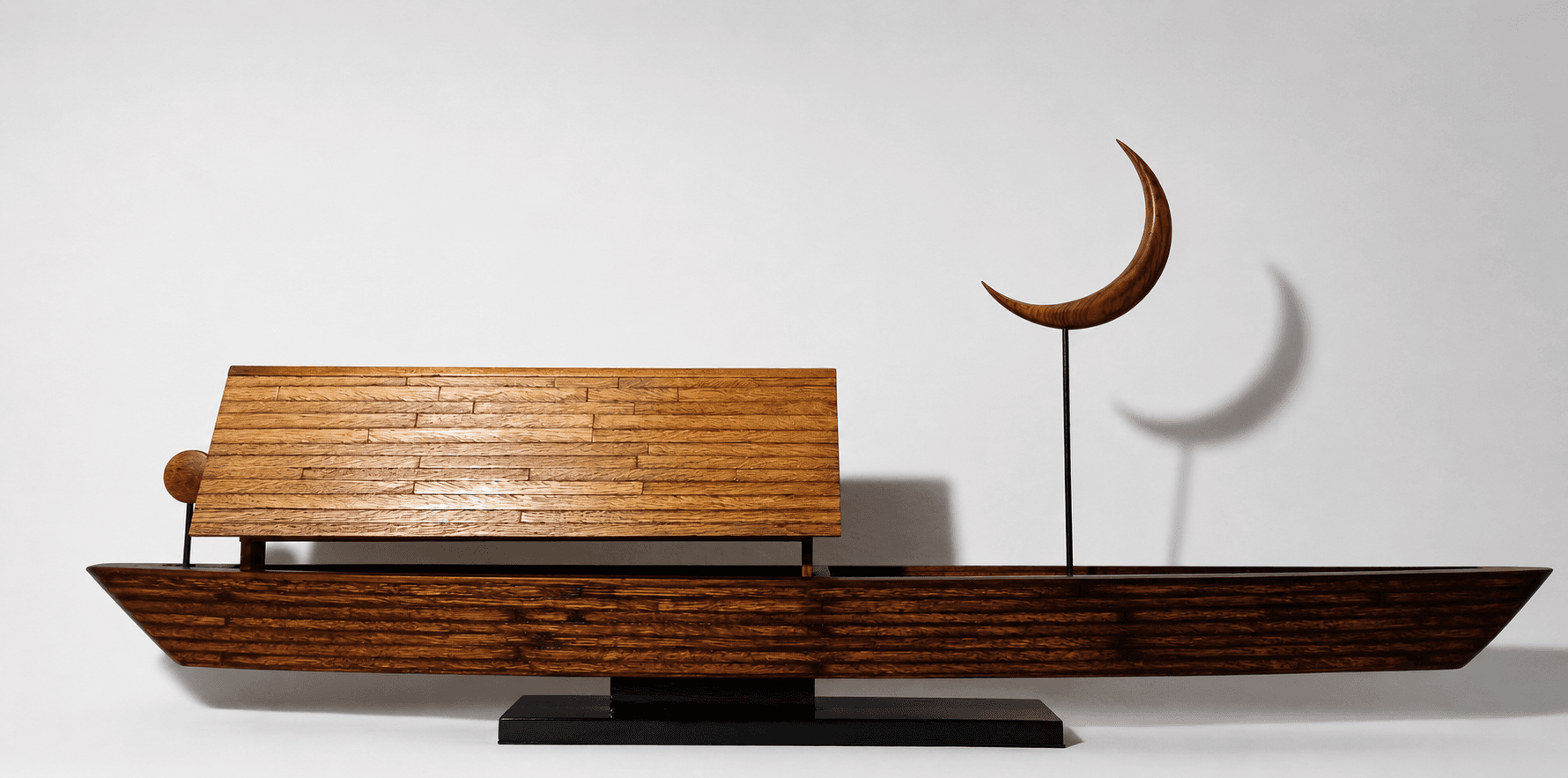 De la Noche, ensamble de José Koropecki en madera sobre base de madera, perteneciente a la serie Arcas.