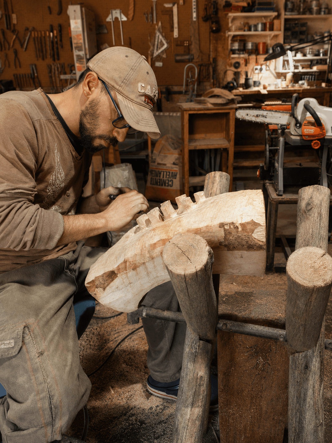 José Koropecki trabajando en el taller sobre una obra en proceso.